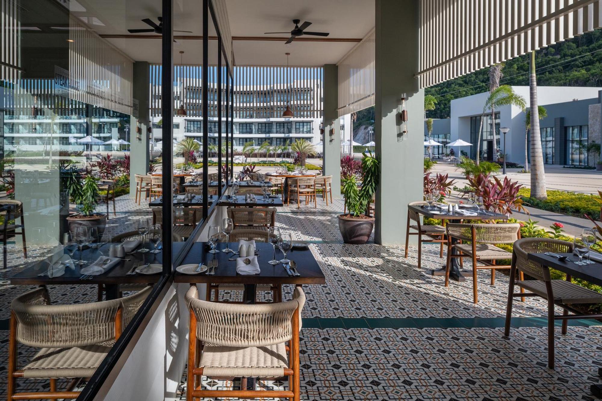 Hotel Ocean Eden Bay (Adults Only) Spring Rises Exterior foto The Deck